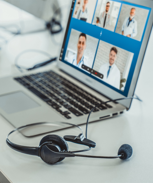 Médico em uma chamada de vídeo com um paciente